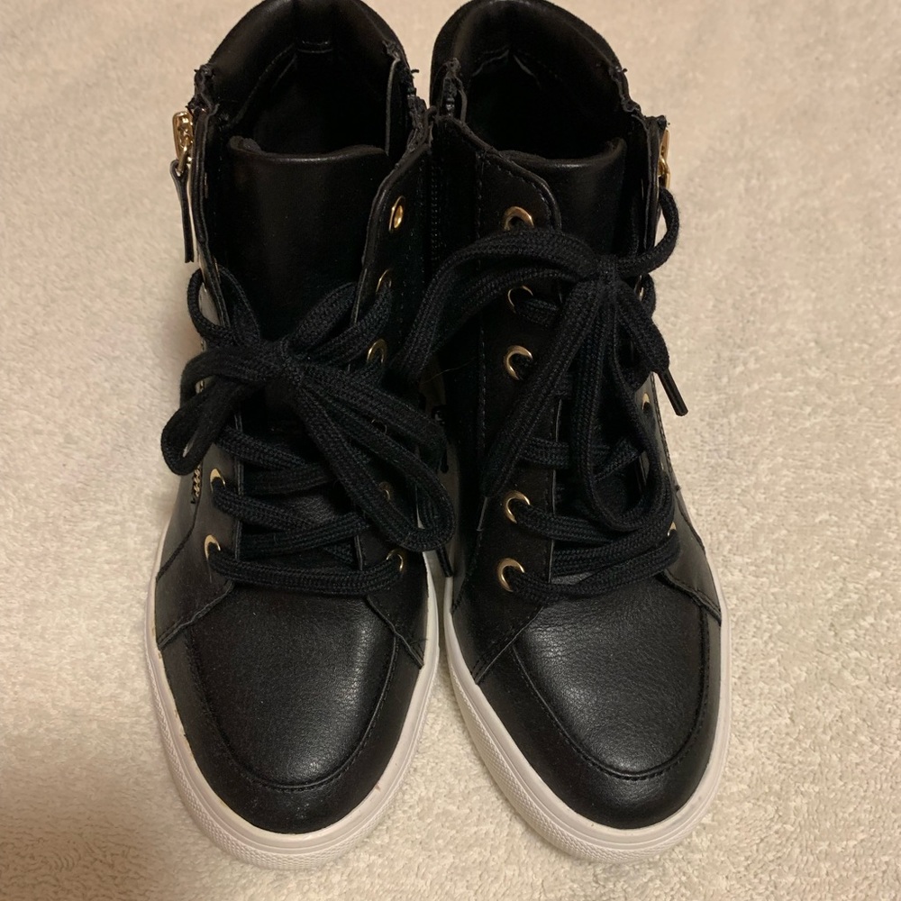 Also boots - Picture 2 of 4